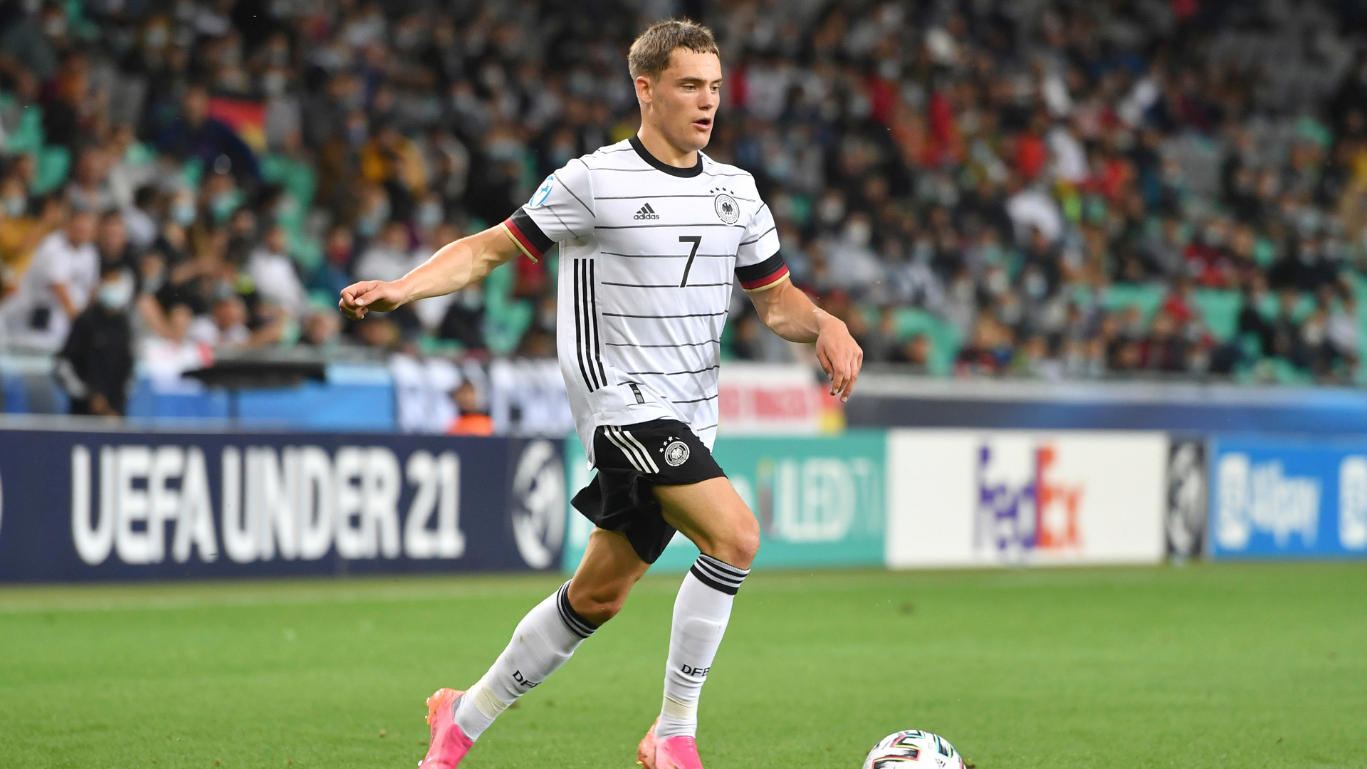 Batalla a 4 bandas en la Premier por Florian Wirtz