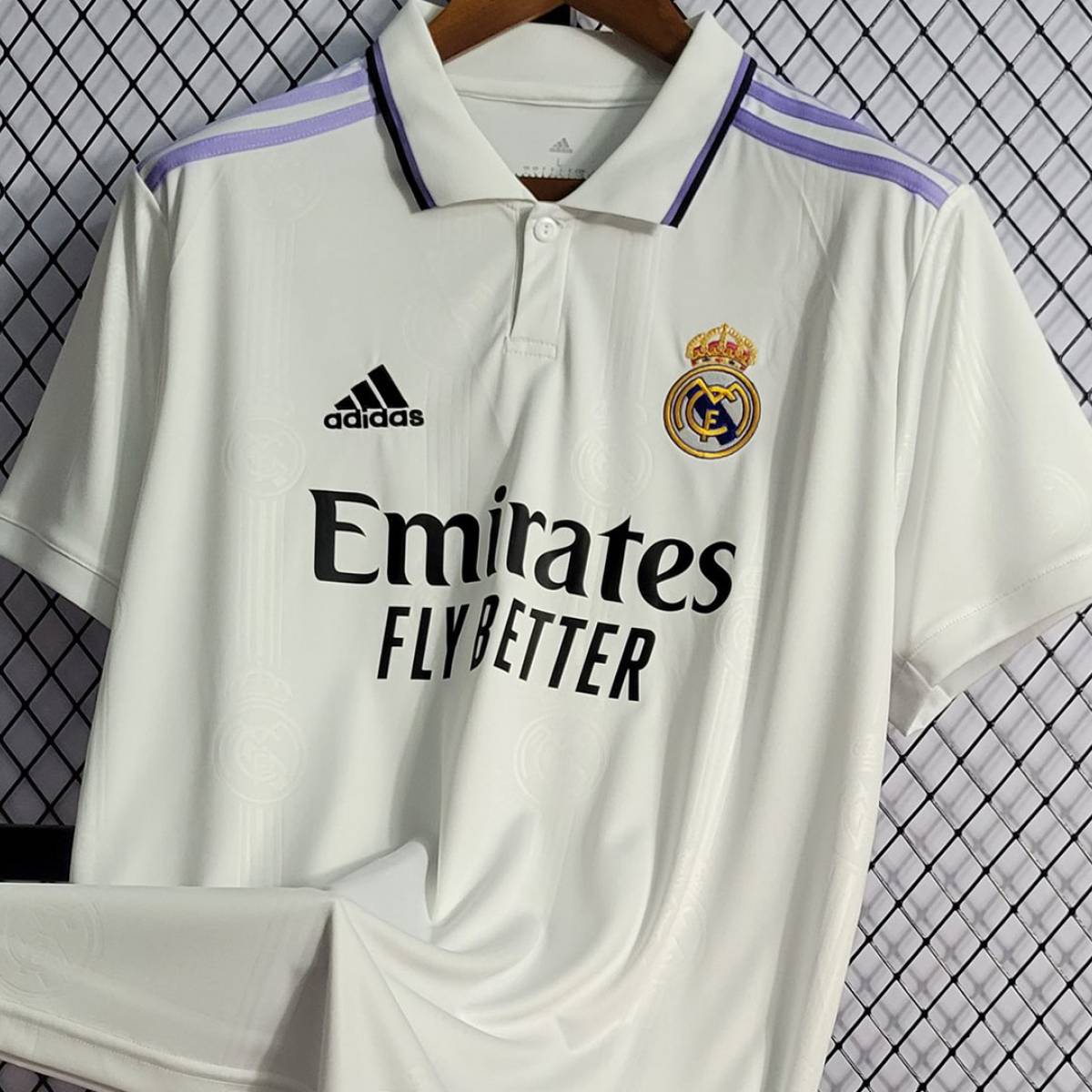 La camiseta del Real Madrid de 2022/2023 es un homenaje al club para llevar  a la oficina