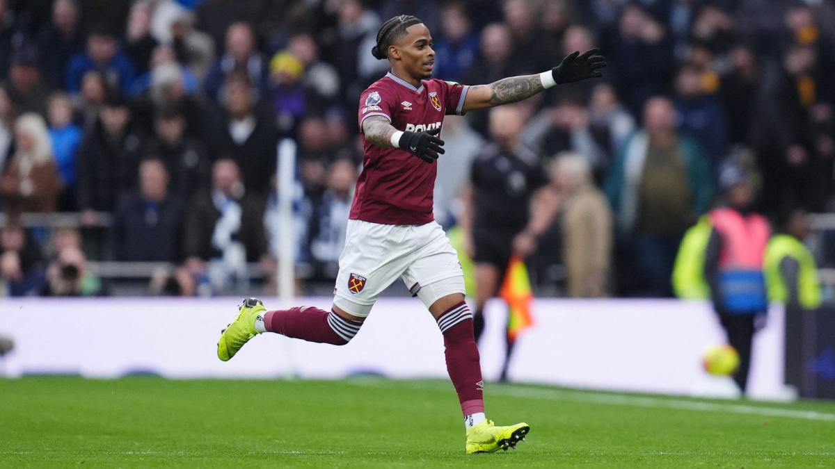 ;
Tottenham Eyeing Shock Transfer Move ;
Tottenham Eyeing Shock Transfer Move