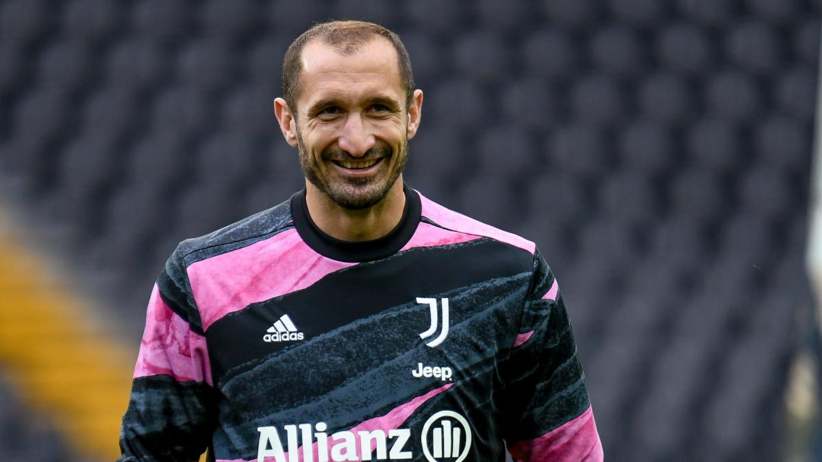 Giorgio Chiellini acerca posturas con la Juventus de Turín