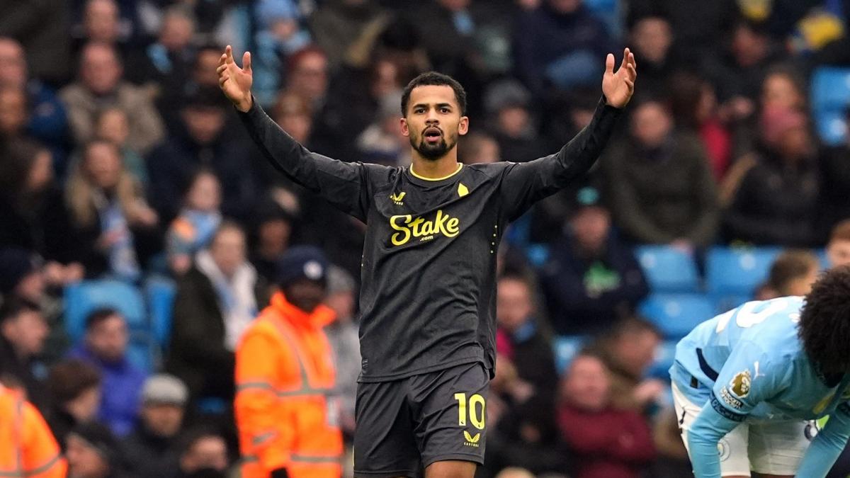 Chelsea Eye Everton’s Iliman Ndiaye for Summer Transfer