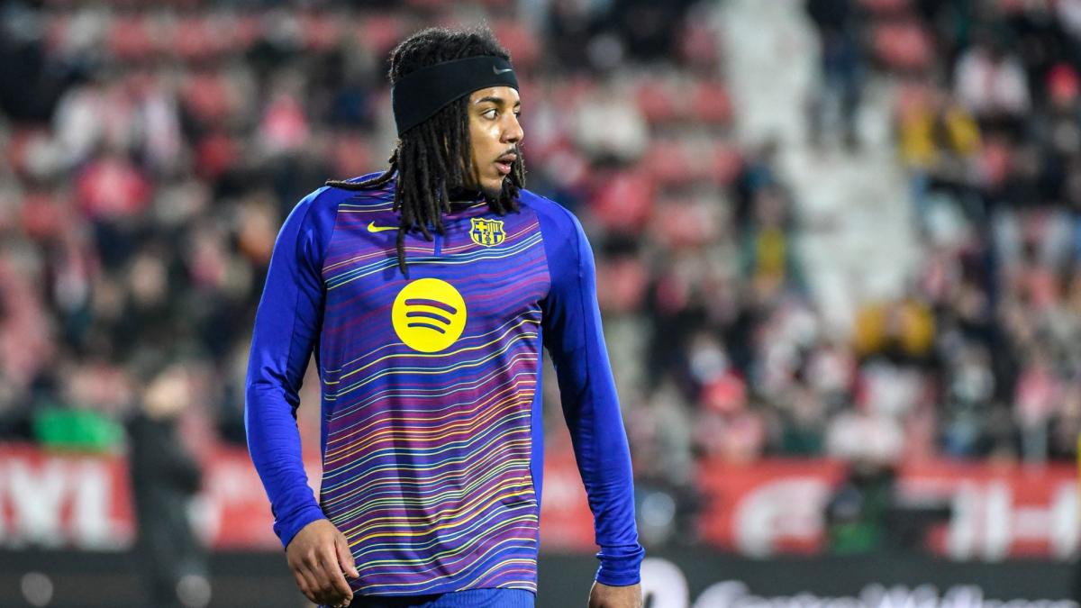 FC Barcelona Eye Denzel Dumfries as Jules Koundé Replacement