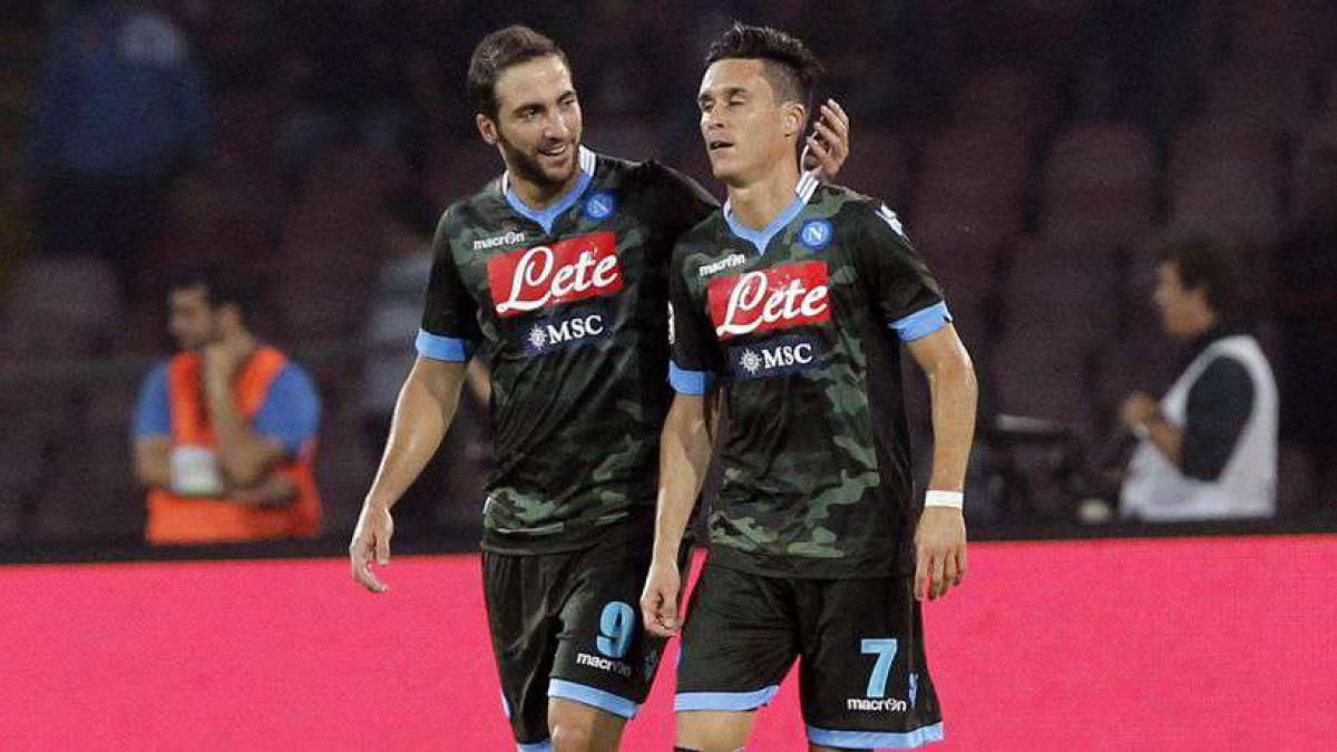 Entra en escena la llamativa segunda equipacion del Napoles