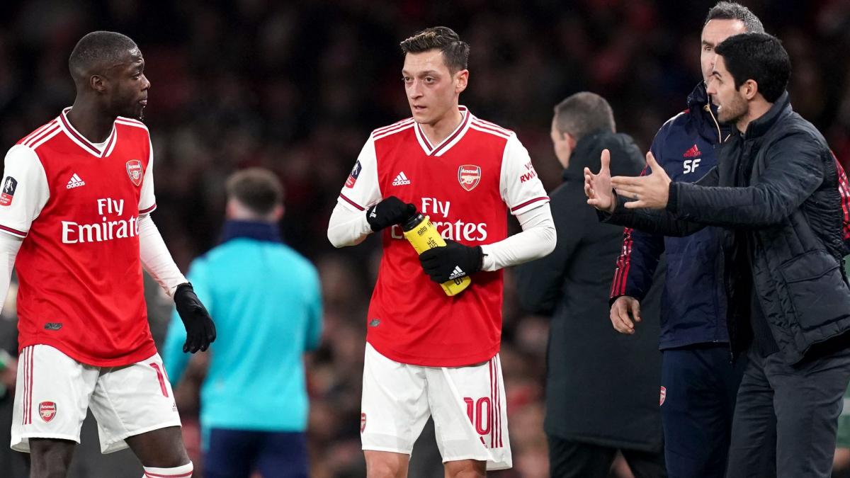 Mesut Özil wishes to fulfill his contract with Arsenal