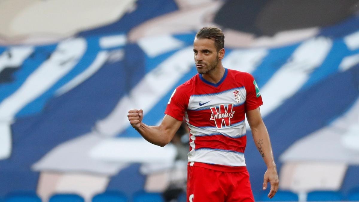Roberto Soldado amplía su contrato con el Granada