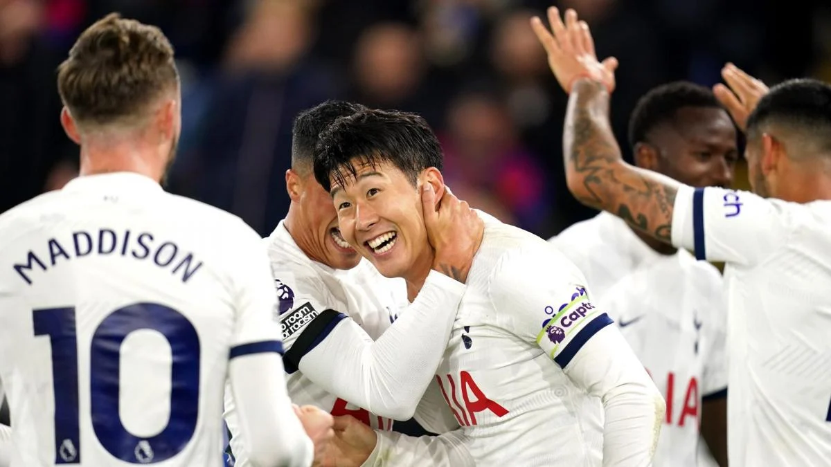 Arsenal suffers defeat against Fulham and loses chance at Premier League leadership, while Tottenham thrashes Bournemouth at home