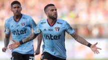 La segunda juventud de Daniel Alves tras su reconversión en el Sao Paulo