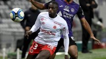 El Niza se hace con un lateral