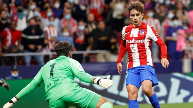 Antoine Griezmann frente a Alisson