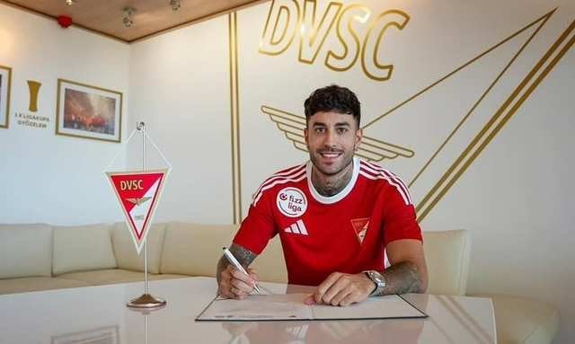 Víctor Camarasa firma su contrato con el Debrecen