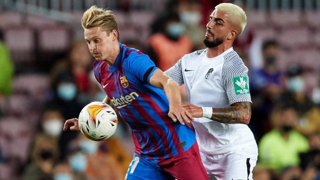 De Jong y Monchu pelean por un balón
