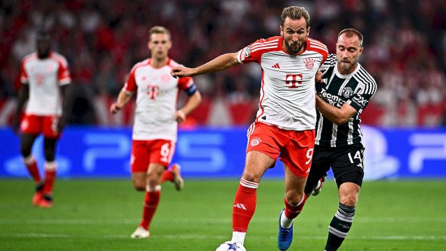 Kane (Bayern Munich) au duel avec Eriksen (Manchester United)