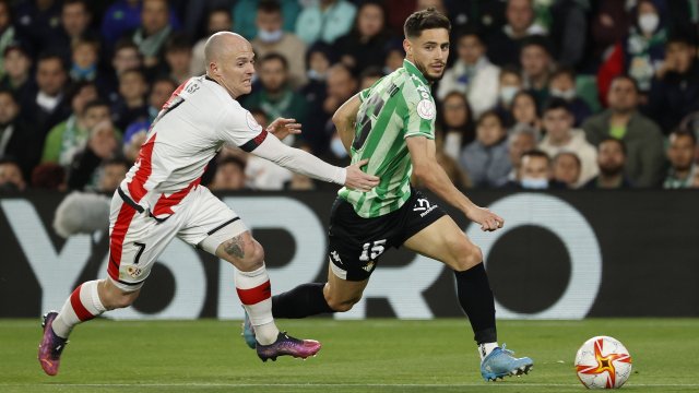 Isi Palazón y Álex Moreno batallan por el balón