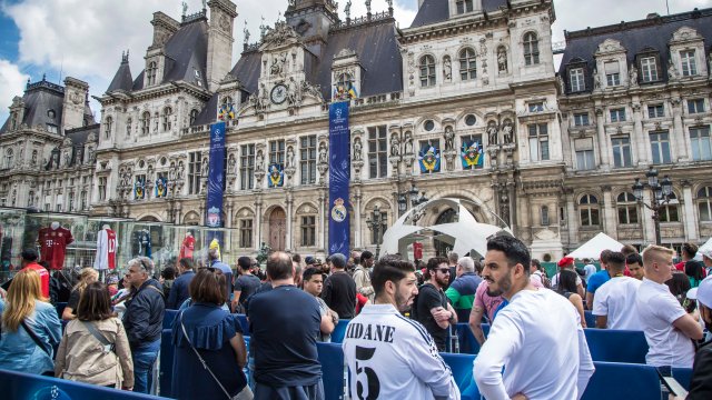 Aficionados del Real Madrid en París