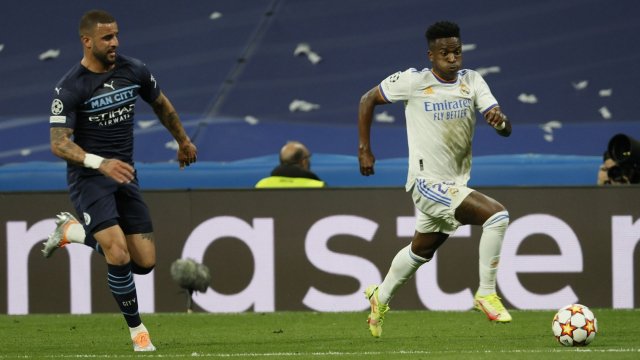 Vinicius frente a Kyle Walker