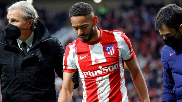 Matheus Cunha abandona el terreno de juego