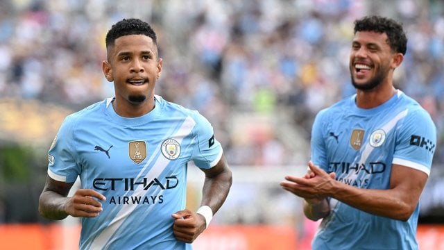 Savinho sonriente con el Manchester City.