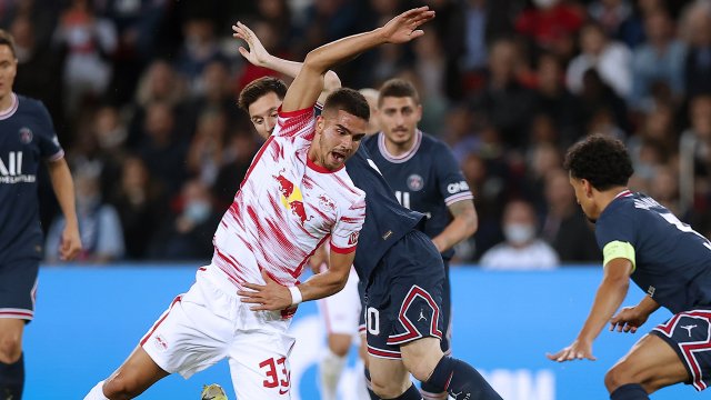André Silva y Lionel Messi luchan por un balón
