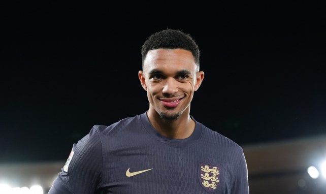 Trent Alexander-Arnold sonríe