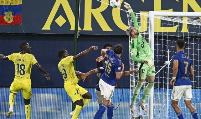 Aarón Escandell despeja el balón
