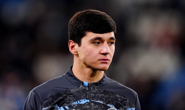 Abdukodir Khusanov con el Manchester City