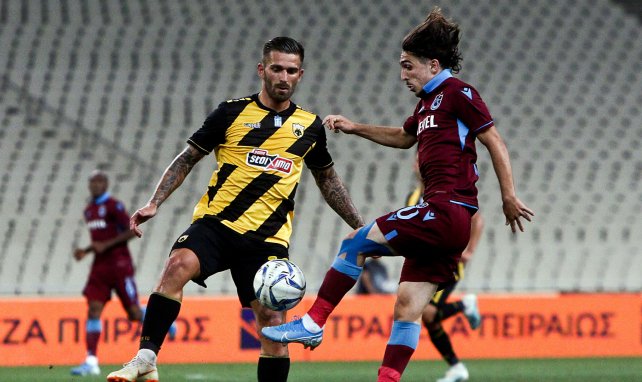 Abdülkadir Ömür en acción con el Trabzonspor