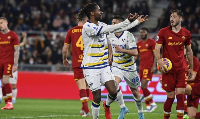 Adrien Tameze celebra un gol con el Hellas