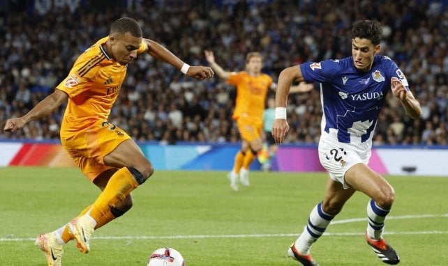 Nayef Aguerd trata de parar a Kylian Mbappé