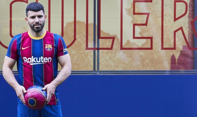 Sergio Agüero posa con los colores del FC Barcelona