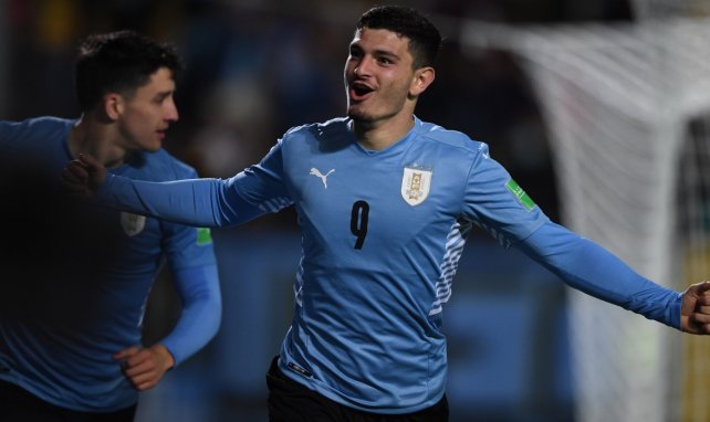 Agustín Álvarez celebra un gol con Uruguay