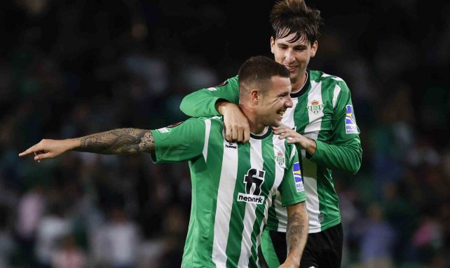 Aitor Ruibal celebra un gol con Juan Miranda