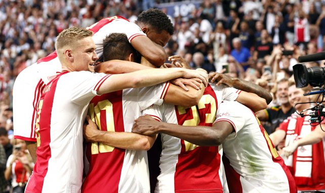 Los jugadores del Ajax celebran un gol