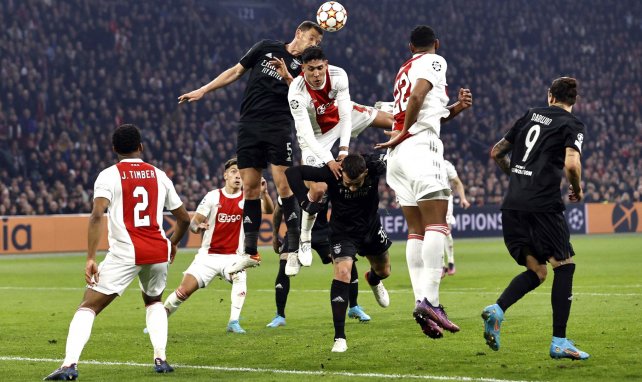 Benfica y Ajax compiten por el cuero en un duelo aéreo