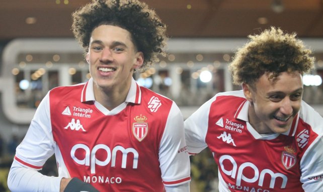 Maghnes Akliouche celebra con el AS Mónaco.