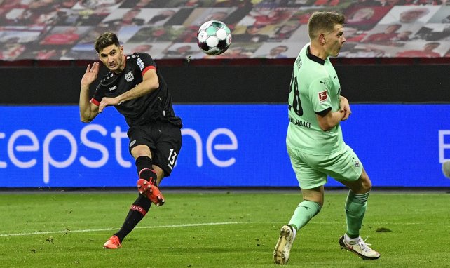 Lucas Alario dispara a puerta con el Bayer Leverkusen