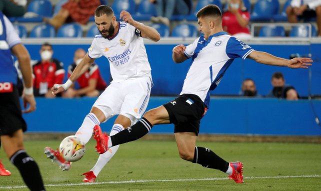 Karim Benzema golpea el cuero con el Real Madrid