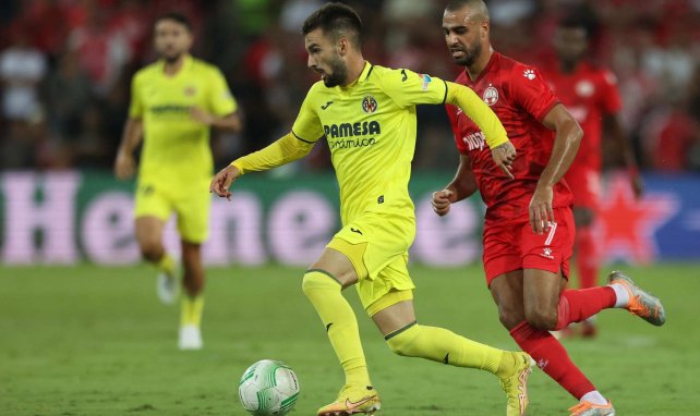 Álex Baena conduce el balón ante un rival