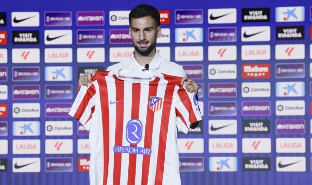 Álex Baena en su presentación con el Atleti