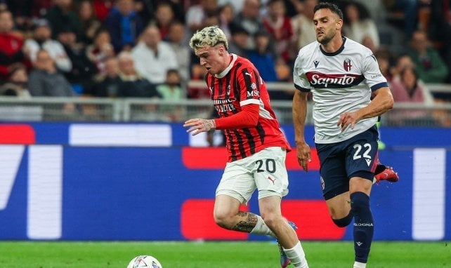 Álex Jiménez conduce el cuero con el AC Milan.