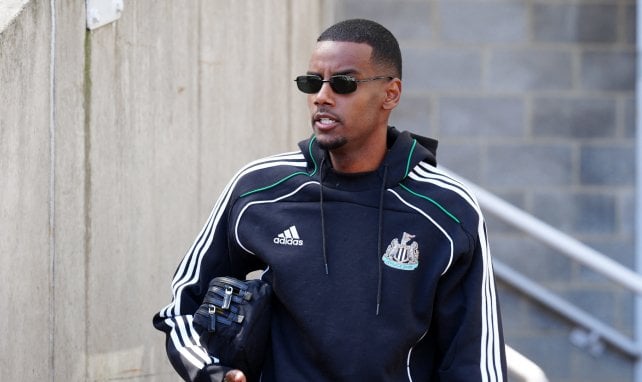Alexander Isak con chándal y gafas de sol