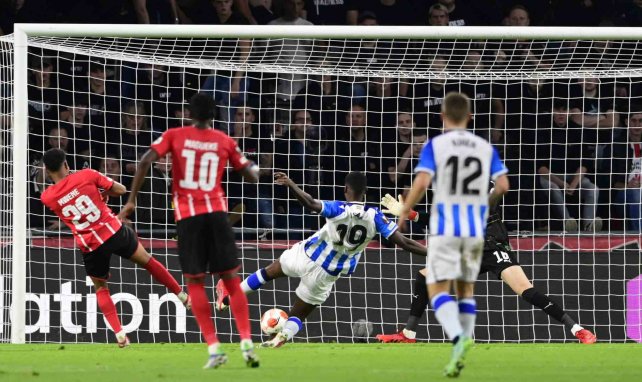 Alexander Isak remata a puerta ante el PSV