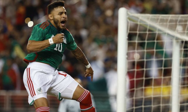 Alexis Vega celebra un gol con la Selección de México