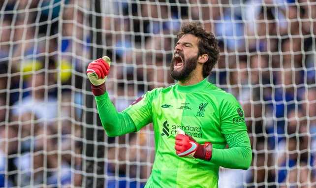 Alisson Becker bajo los palos del Liverpool