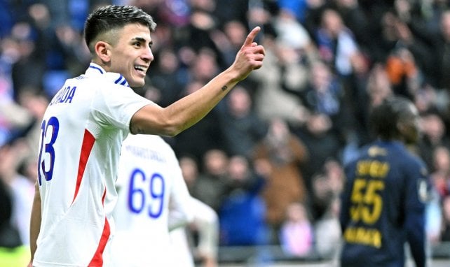 Thiago Almada con el Olympique de Lyon
