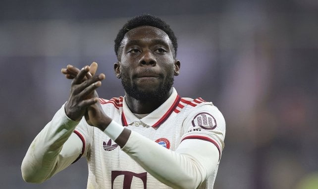 Alphonso Davies aplaude con el Bayern Múnich