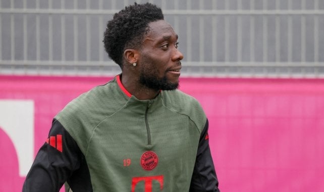 Alphonso Davies trabajando