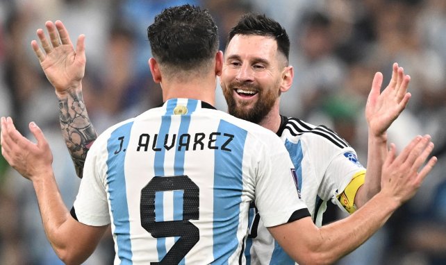 Julián Álvarez celebra un gol con Lionel Messi