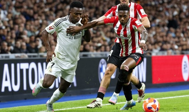Álvaro Djaló pelea el balón con Vinicius Júnior
