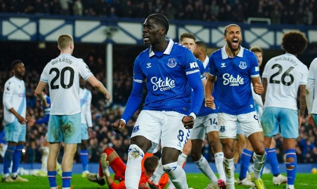 Amadou Onana celebra un gol