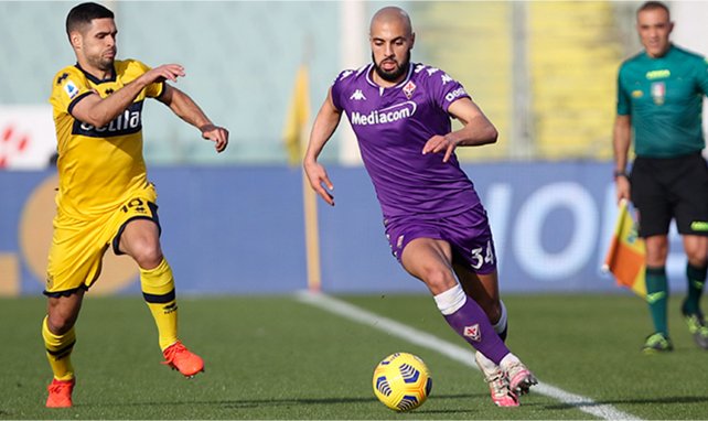 Sofyan Amrabat con la camiseta de la Fiorentina